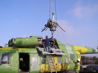 Lowering the Main Gearbox onto Mi-8P, 618